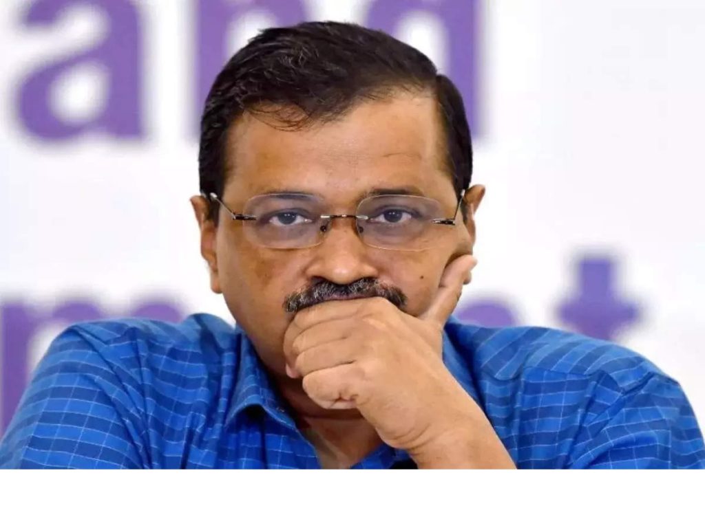 १४ फुट लांबीची कोठडी, एक टीव्ही आणि तीन पुस्तके!