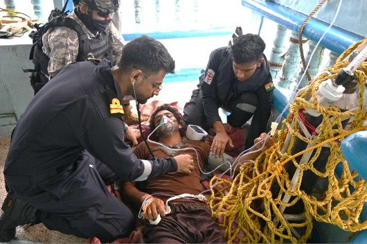 पाकिस्तानी मच्छिमारांसाठी भारतीय नौदल बनले देवदूत!