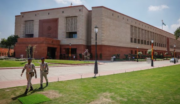 संसद परिसरात बनावट आधार कार्ड वापरून घुसखोरी करणाऱ्या तिघांना अटक