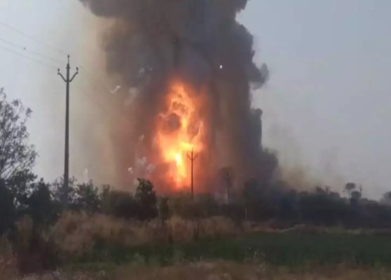 वटपौर्णिमेमुळे मोठा अनर्थ टळला; सोलापुरमध्ये फटाका कारखान्यात भीषण स्फोट