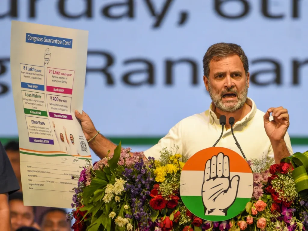 लखनऊनंतर दिल्ली, कर्नाटकात राहुल गांधींचे १ लाख घेण्यासाठी रांगा