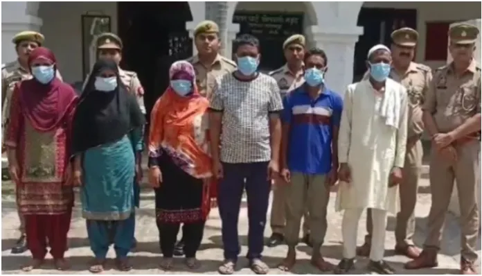 आरोपीला अटक करायला गेलेल्या पोलिसांवर मुस्लीम समुदायाचा हल्ला