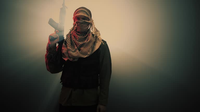 जम्मू काश्मीरमध्ये दहशतवाद्यांशी संबंध असल्या कारणावरून तीन सरकारी कर्मचारी बडतर्फ