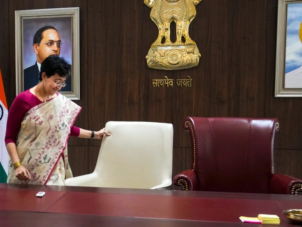 आतिशी यांनी रिकामी ठेवली केजरीवालांची खुर्ची, भाजपाकडून टोमणा!