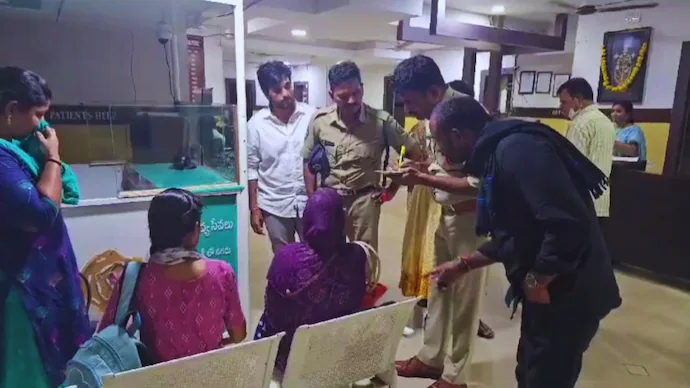 आंध्रमध्ये बसवर केमिकल हल्ला