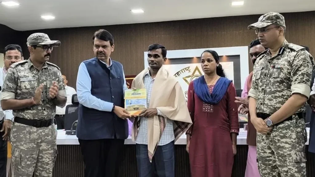 नक्षलवाद्यांचा कमांडरच सांगतो आहे की, लोकांना बंदूक नको, विकास हवा!