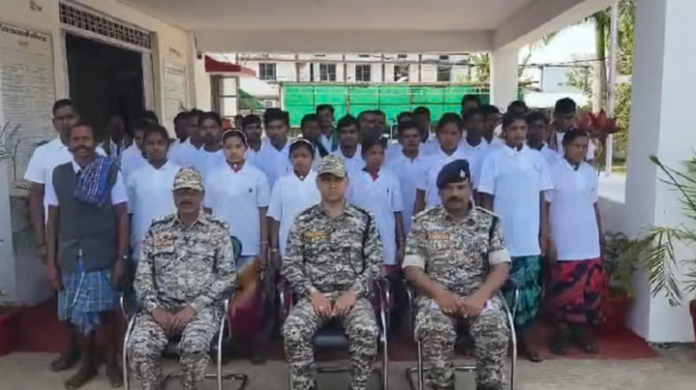 छत्तीसगडः सात महिलांसह २९ नक्षलवाद्यांचे आत्मसमर्पण