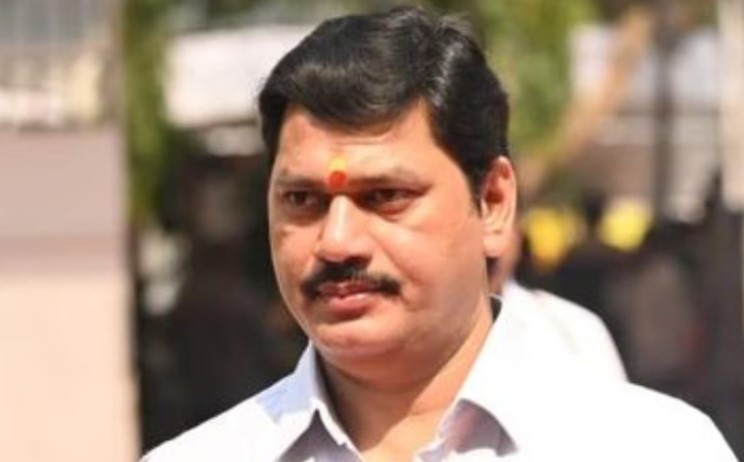 सदसद्विवेकबुद्धीला स्मरून आणि प्रकृती ठीक नसल्याचे धनंजय मुंडेंनी राजीनाम्याचे दिले कारण