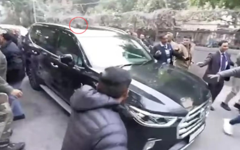 केजरीवालांच्या गाडीवर दगडफेक; तरुणांना गाडीने धडक दिल्याचा भाजपाचा आरोप
