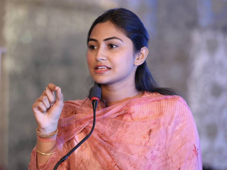 आंदोलनाला मारली दांडी; वडेट्टीवारांच्या मुलीसह ६० पदाधिकारी तडकाफडकी पदमुक्त