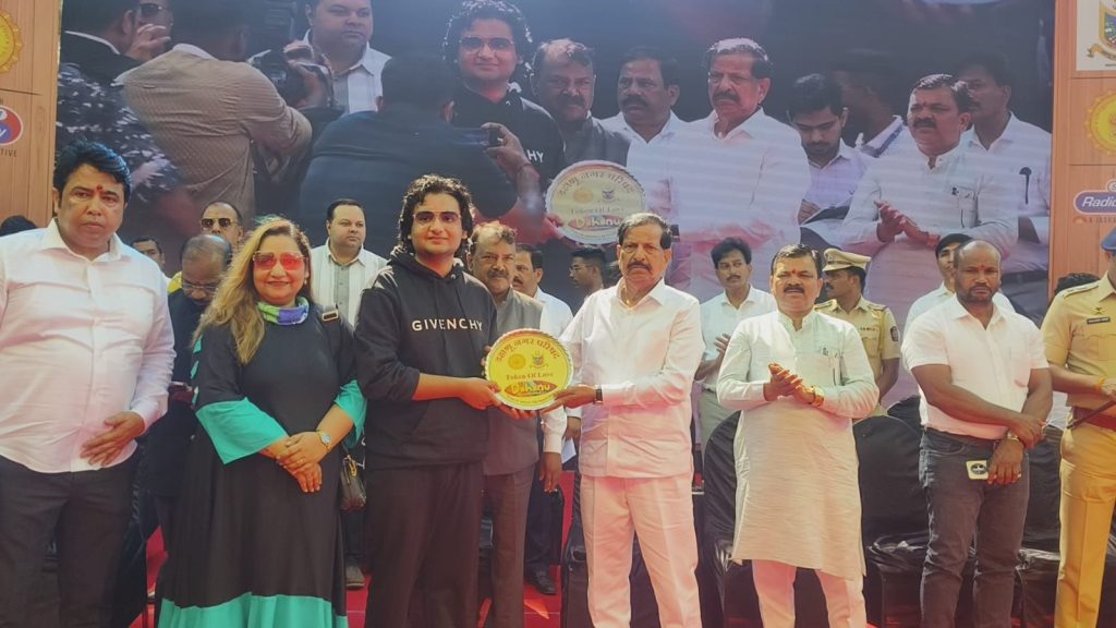 युवा लेखक विवान कारुळकर याचे डहाणू फेस्टीवलमध्ये कौतुक!