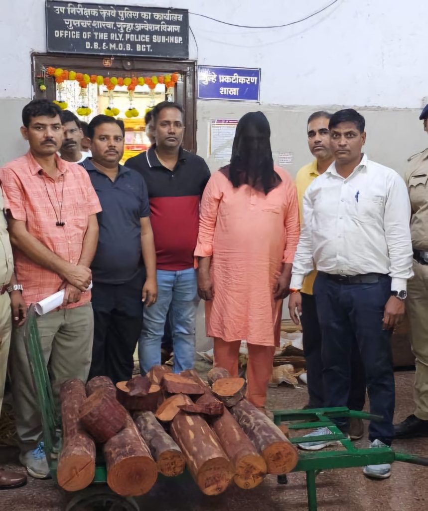 मुंबई सेंट्रलला रेल्वे पोलिसांनी पकडला ‘पुष्पा’