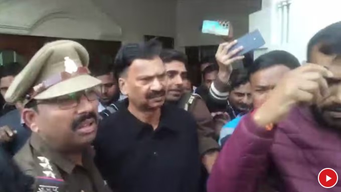 काँग्रेस खासदार राकेश राठोडला पत्रकार परिषदेतूनच पोलिसांनी उचलले!