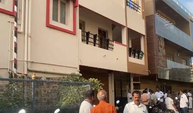 उत्पन्नाच्या स्रोतांपेक्षा जास्त मालमत्ता जमवल्याच्या आरोपावरून एआयएडीएमके आमदाराच्या घरावर छापेमारी