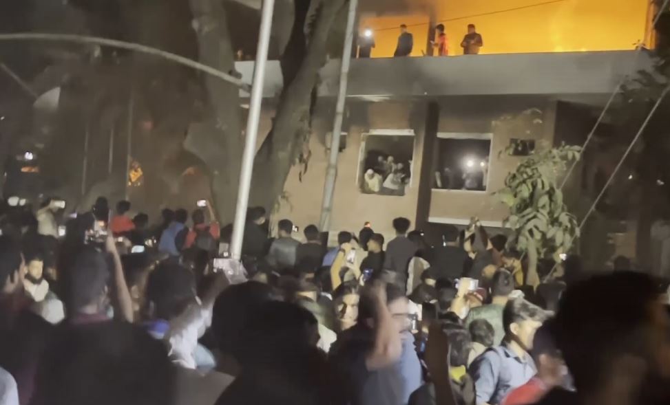 निदर्शकांनी बांगलादेशला स्वातंत्र्य देणाऱ्या शेख मुजीबुरहमान यांचे घर जाळले