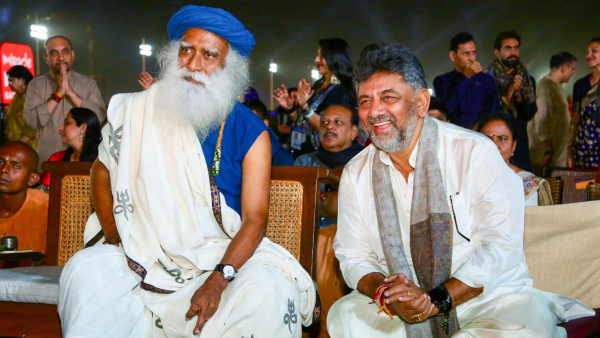 सद्गुरूंना काँग्रेसचे डी. के. शिवकुमार भेटले, काँग्रेसचा झाला तीळपापड