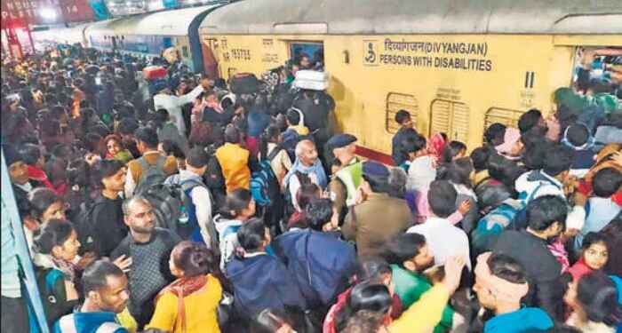 तिकीट विक्रीत अचानक झालेली वाढ हेच चेंगराचेंगरीचे कारण