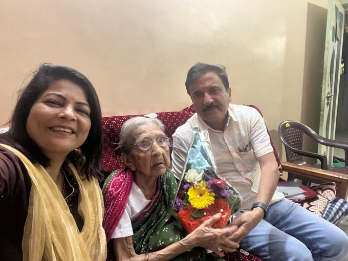 अतुल भातखळकरांनी घेतली त्यांच्या १०१ वर्षांच्या आजीची सदिच्छा भेट!