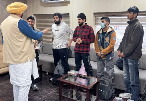 अमेरिकेतून आलेले स्थलांतरित भारतीय म्हणतात, आम्हाला एजंटने फसवले!