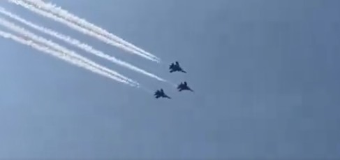 महाकुंभ मेळ्याच्या समारोप संध्येला प्रयागराजमध्ये सुखोई विमानांकडून कसरती