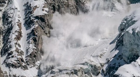 उत्तराखंडमध्ये हिमस्खलन; ४७ कामगार अडकले