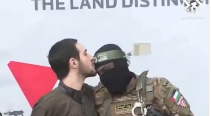 हमासच्या दहशतवाद्यांचे चुंबन घेणारा इस्रायली ओलिस म्हणाला, तसे करण्यास सांगितले होते!