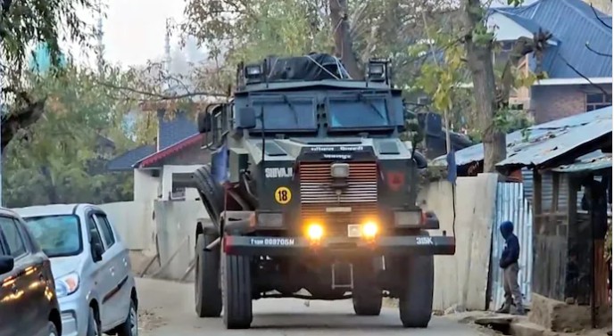 जम्मू-काश्मीरच्या राजौरीमध्ये दहशतवाद्यांकडून लष्कराच्या वाहनावर गोळीबार