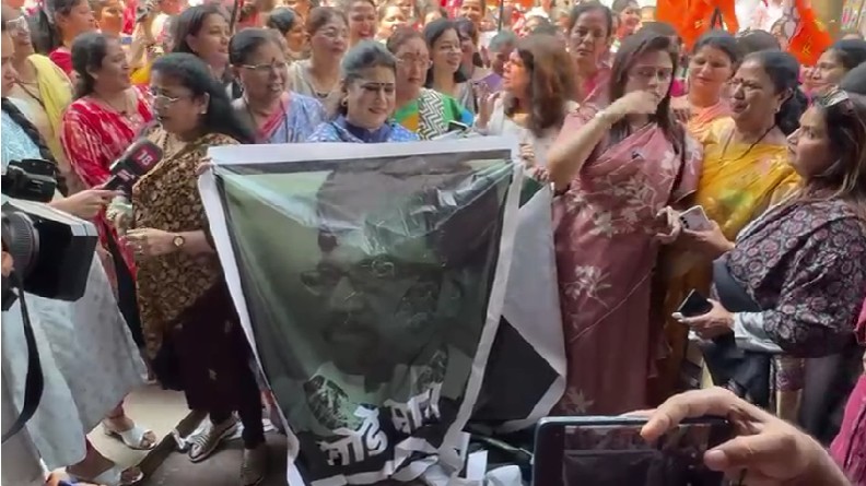 उबाठाच्या संजय राऊतांविरोधात शिवसेना महिला आघाडीने उगारले ‘जोडे’