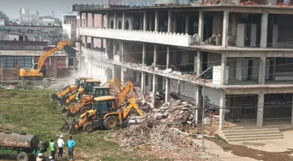 उत्तर प्रदेश: मदनी मशिदीच्या बेकायदेशीर बांधकामावर बुलडोजर!