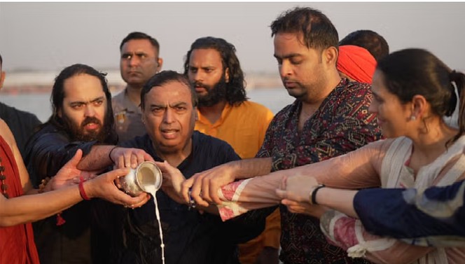 अंबानी कुटुंब पोहोचले महाकुंभात, संगमात केले स्नान!