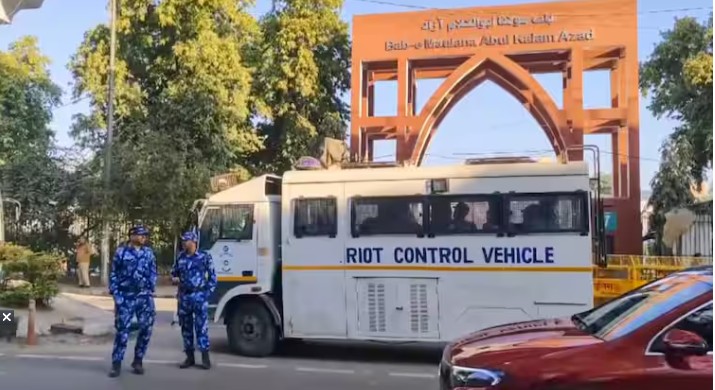 जामिया मिलियाचे १४ विद्यार्थी ताब्यात; निदर्शनावेळी तोडफोड!