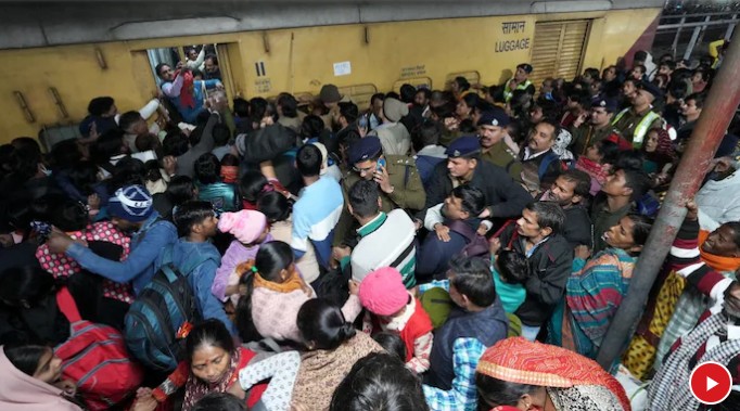 नवी दिल्ली : प्लॅटफॉर्मवर अचानक गर्दी वाढल्यामुळे चेंगराचेंगरी, १८ जणांचा मृत्यू!