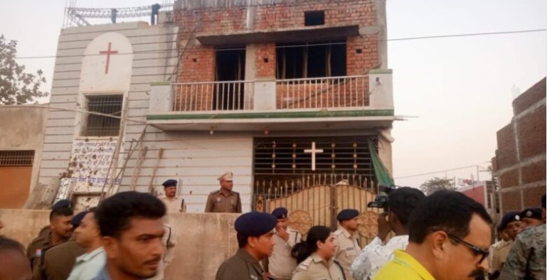 छत्तीसगढच्या दुर्गमध्ये धर्मांतरावरून हिंदू संघटनेचा गोंधळ, पादरीसह चौघांना अटक!