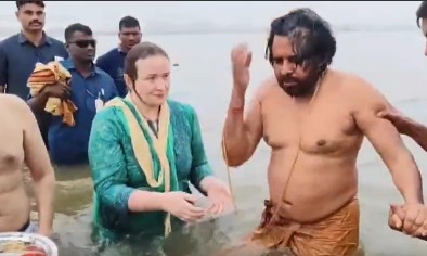 आंध्र प्रदेशचे उपमुख्यमंत्री पवन कल्याण महाकुंभात सहभागी, संगमात केले स्नान!