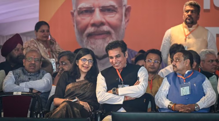 चक्क दिल्ली शपथविधी सोहळ्यात स्टेजवर स्वाती मालिवाल!