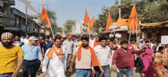 नर्मदा परिक्रमा करणाऱ्या महिला भाविकांवर कट्टरवाद्यांकडून थुंकण्याचा प्रकार!