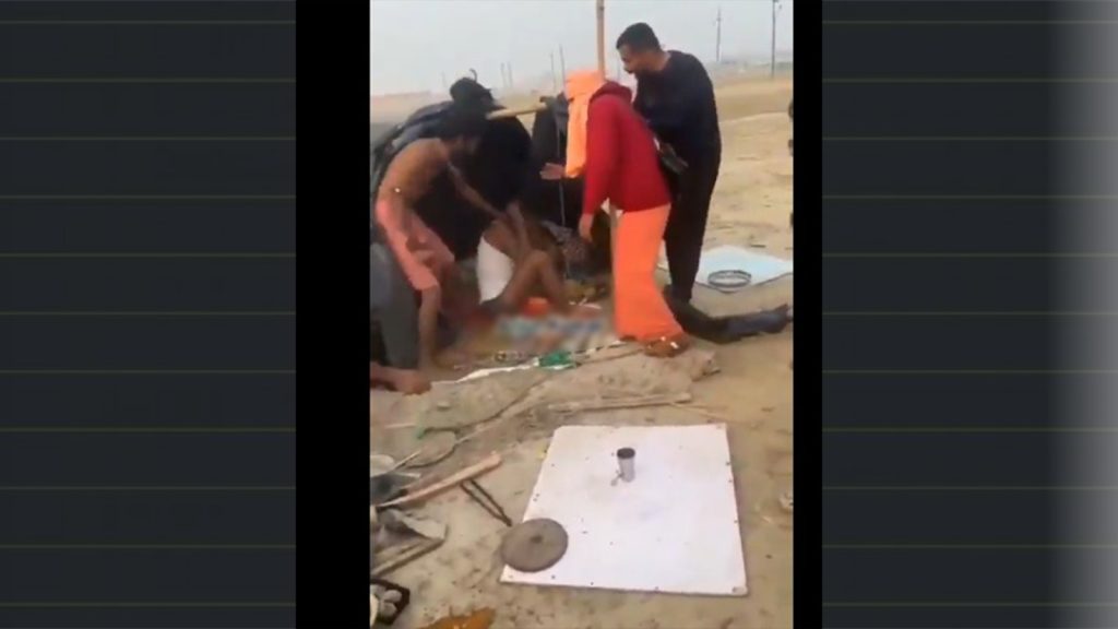 कुंभमेळा परिसरात चिकन बनवणाऱ्याला साधूंकडून चोप!