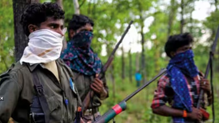 दंतेवाडात पाच महिलांसह सहा माओवाद्यांचे आत्मसमर्पण !