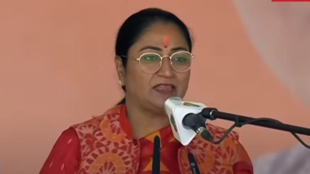 केजरीवाल यांची जिथे सुरुवात झाली तिथेच भाजप मुख्यमंत्री रेखा गुप्तांनी घेतली शपथ