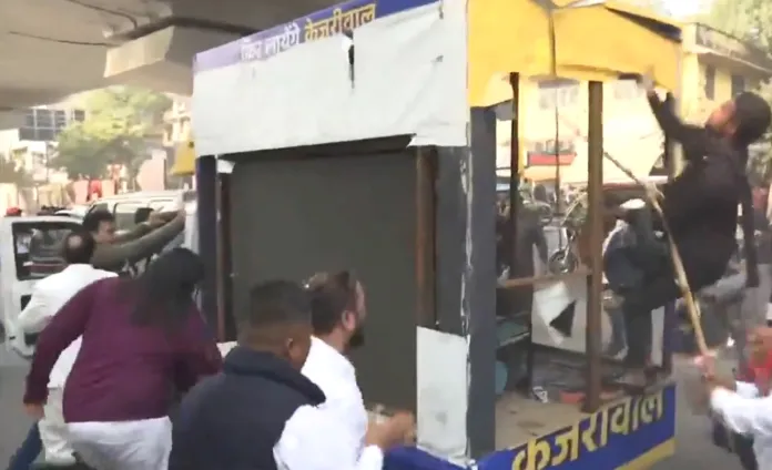 वाल्मिकी समाज आणि दलित महापंचायत केजरीवाल यांच्या विरोधात आक्रमक