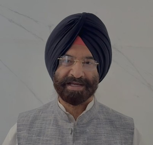 विपश्यनेसाठी जाताना केजारीवालांच्या ताफ्यात दोन-दोन कोटींच्या गाड्या!