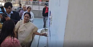 शाळांमधील गैरसोयीवर दिल्लीच्या मुख्यमंत्री संतापल्या!