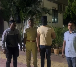 ट्रॅफिक सिग्नलवर लघुशंका करणाऱ्या आहूजाला अटक