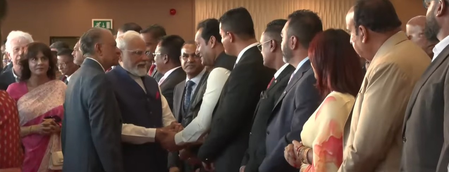 पंतप्रधान मोदी मॉरिशसला पोहोचताच ओबेरॉय हॉटेलमध्ये नागरिकांशी संवाद साधला