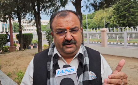 ओवैसी जातीयवादी राजकारण करतात