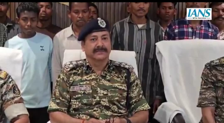 छत्तीसगडमध्ये २२ माओवाद्यांचे आत्मसमर्पण