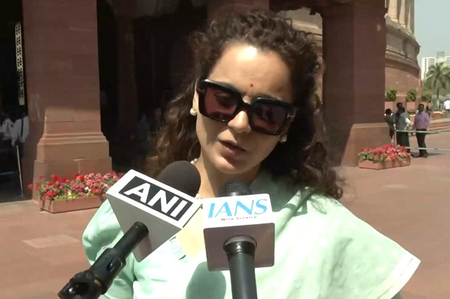 दोन मिनिटांच्या प्रसिद्धीसाठी लोक काहीही करतात