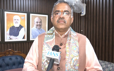 काँग्रेसने आपला अजेंडा आणि झेंडा मुस्लिम लीगच्या कार्यालयात सरेंडर केला