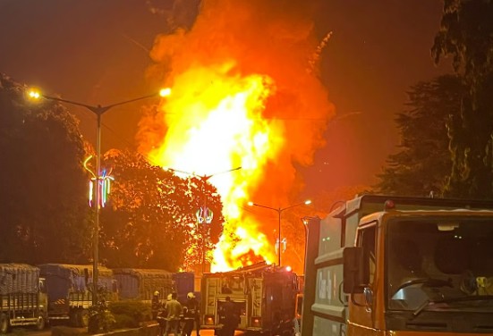 धारावी सिलेंडर स्फोटांनी हादरली; रस्त्याच्या कडेला उभ्या असलेल्या ट्रकमधील सिलेंडरमध्ये स्फोट