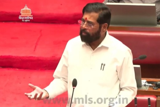 कार्यकर्त्यांनी पेटवा मशाल, आम्ही बंगल्यात झोपतो खुशाल… एकनाथ शिंदेंची तुफान फटकेबाजी